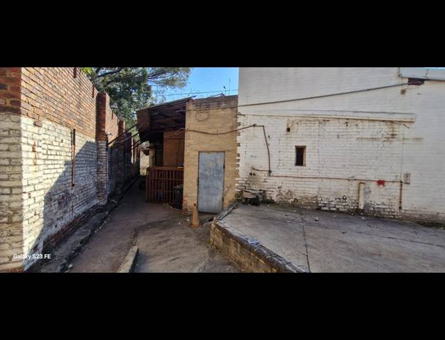 1,500M² WAREHOUSE FOR SALE IN NEW CENTRE